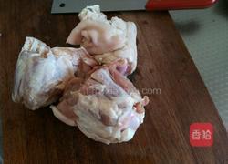 胡萝卜玉米骨头汤的做法图解1