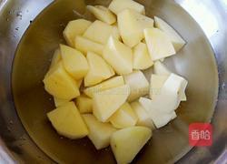 香菇土豆炖鸡块的做法图解2