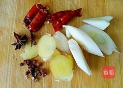 香菇土豆炖鸡块的做法图解4