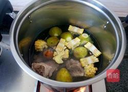 无花果玉米猪筒骨汤的做法图解3