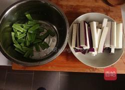 豆角炒茄子的做法图解1