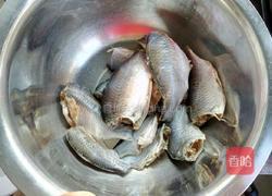 炸小鲫鱼的做法图解1