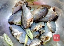 炸小鲫鱼的做法图解3