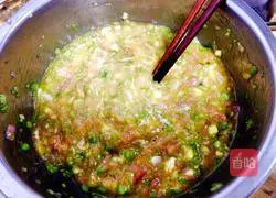 Illustration of how to make celery and meat dumpling stuffing 5