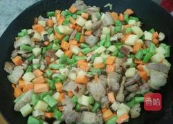 时蔬五花肉煲仔饭的做法图解6