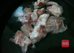 红萝卜排骨玉米汤的做法图解3