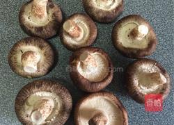 油焖香菇的做法图解1
