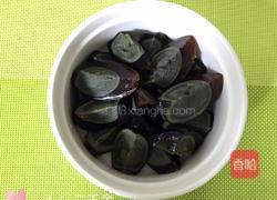 凉拌松花蛋 简易菜的做法图解3