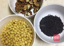 核桃芝麻豆浆的做法图解1