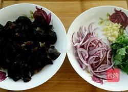 凉拌洋葱木耳的做法图解1