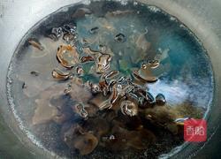 凉拌洋葱木耳的做法图解2