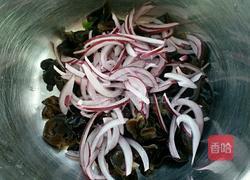 凉拌洋葱木耳的做法图解3