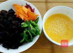胡萝卜木耳炒鸡蛋的做法图解1