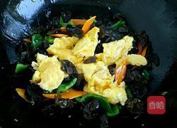 胡萝卜木耳炒鸡蛋的做法图解7