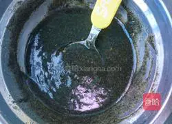 Illustration of how to make dregs of sesame cakes 3