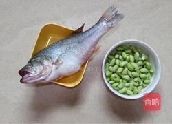 鲈鱼蒸毛豆的做法图解1