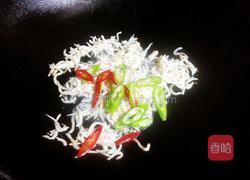 小银鱼炒辣椒的做法图解3