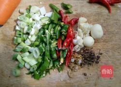 尖椒炒蚕蛹的做法图解2