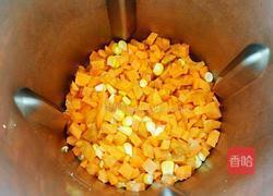 胡萝卜玉米汁的做法图解3
