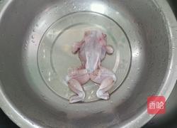 铁板牛蛙的做法图解1