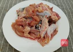 板栗炖鸡汤的做法图解1