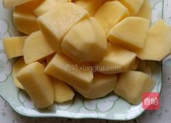 粉条土豆炖鸡块的做法图解1