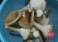 猪肚菇炒香肠的做法图解1