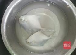 干烧鳊鱼的做法图解1