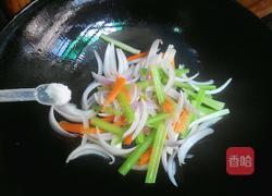 洋葱炒芹菜的做法图解3