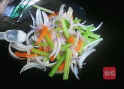 洋葱炒芹菜的做法图解4