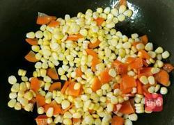 玉米肉丁炒红萝卜的做法图解3