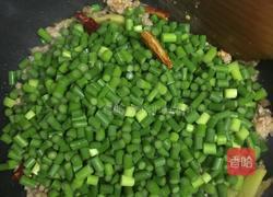 老干妈肉末炒蒜苗的做法图解4