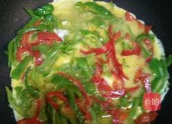 青红椒煎蛋的做法图解4