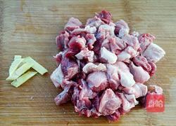 红酒牛腩的做法图解1