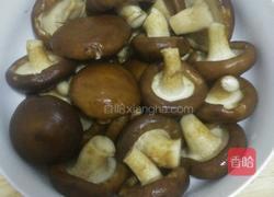 香菇炒五花肉的做法图解1