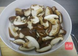 香菇炒五花肉的做法图解2