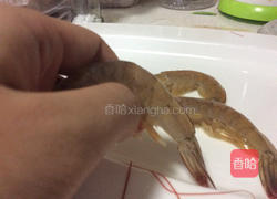 牙签去虾线的做法图解1