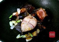 大蒜烧鲶鱼的做法图解7