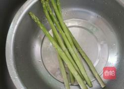 牛肉炒芦笋的做法图解1