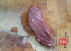 牛肉炒芦笋的做法图解2