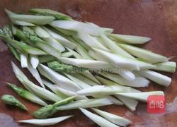 牛肉炒芦笋的做法图解5