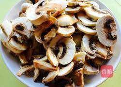 鸡脯肉蘑菇红酱意大利斜管面的做法图解3