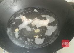 鲫鱼排骨汤的做法图解3