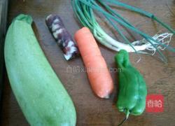 角瓜炒香肠的做法图解1