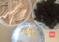 木耳炒腐竹。的做法图解6