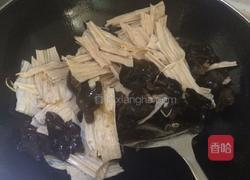 木耳炒腐竹。的做法图解10