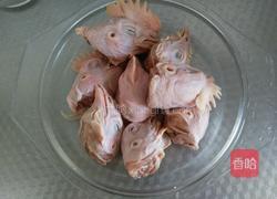 香辣酱鸡头的做法图解1