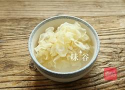 白莲茶树菇乳鸽汤的做法图解2
