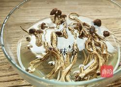 白莲茶树菇乳鸽汤的做法图解3