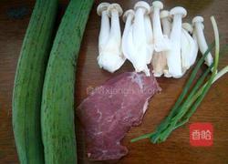 斗鸡菇丝瓜肉片汤的做法图解1
